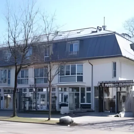 Empress Boutique Hotel Отели рядом с достопримечательностью «Станция метро Basler Straße»