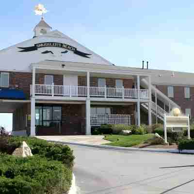 Ocean Club on Smuggler's Beach Hotel Exterior