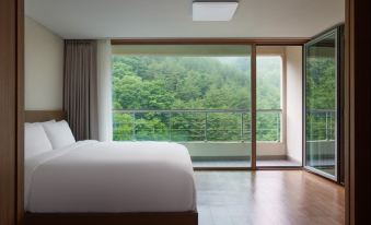 3. 메이힐스 리조트..