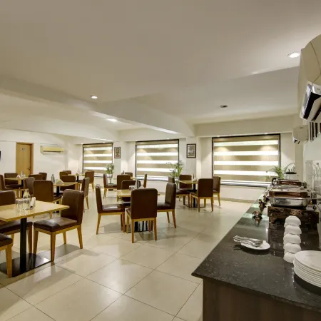 Saltstayz Select - Galleria Market & Golf Course Road