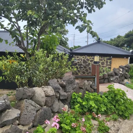 Jeju Dalbit Myeongwol Pension Отели рядом с достопримечательностью «Комплекс Мёнвольдэ»