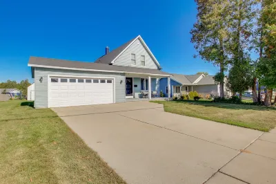 Steps to Lake Michigan Manitowoc Home with Fire Pit Hotel dekat West of the Lake Gardens