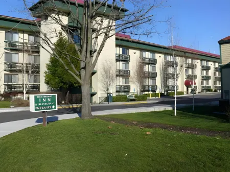 Rogue Regency Inn & Suites