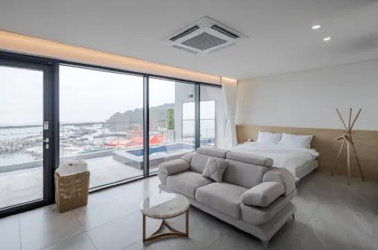 Pohang Madame Annette Pool Villa - Dogs Allowed