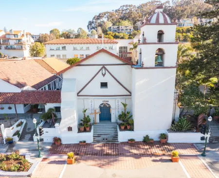 Crowne Plaza Ventura Beach Отели рядом с достопримечательностью «Эмма Вуд Стейт Бич»