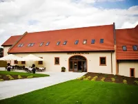 Hotel Pałac Krotoszyce Basen&Spa Hotels in der Nähe von Bronzekugel mit einem Panorama von Liegnitz aus dem 18. Jahrhundert