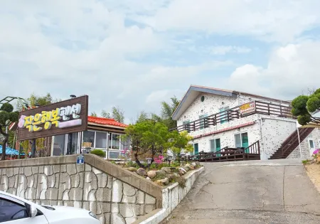 Samcheok Little Happiness Pension Отели рядом с достопримечательностью «Jangho Port»