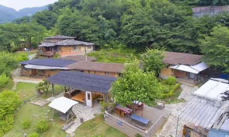 Hoengseong Pine Tree Hwangtobang Pension Отели рядом с достопримечательностью «Hoengseong Theme Land»