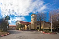 La Quinta Inn by Wyndham San Marcos فنادق في Martindale