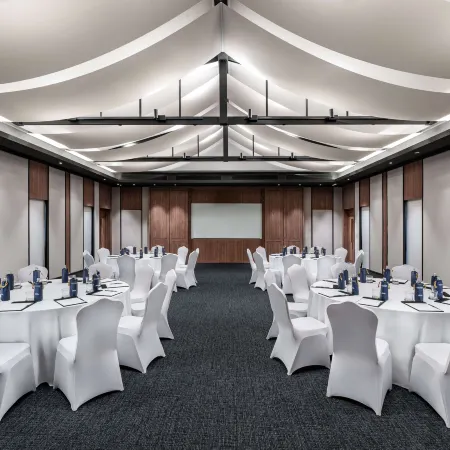 Grand Mercure Khao Lak Bangsak Отели рядом с достопримечательностью «Пляж Бангсак»