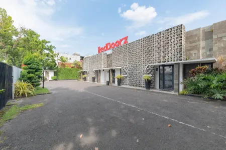 RedDoorz Plus Near Unimed Medan