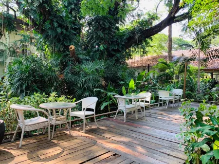 Tree House Hotel Отели рядом с достопримечательностью «Wat Chiang Ei Si Mongkol Wararam»