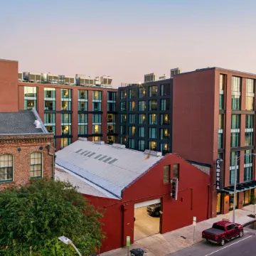 Cambria Hotel New Orleans Downtown Warehouse District Отели рядом с достопримечательностью «Комплекс Fair Grounds Race Course»