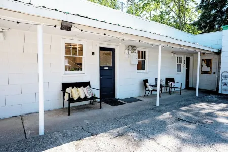 Vintage Riverside Motel Apt #6