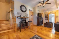 Amazing! 2 Bed Townhouse in the HEART of Dbq!