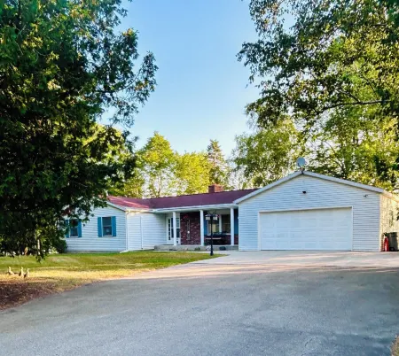 FOUR SEASON LAKE FRONT HOME - FAMILY HOLIDAYS