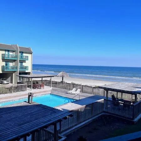 Beachfront One Bedroom Condo with a Pool/2 nights or 7 nights. Pet friendly!
