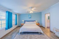 Lakefront Home with Dock, 5 Kayaks! 3 Miles to Granbury Square