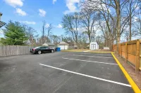 3Br- Sleeps 6- Forestville Bristol- Parking