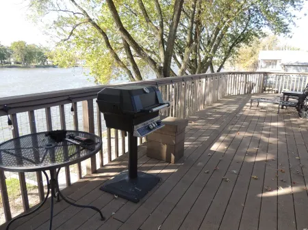 Riverside Treehouse Отели в г. Rock Island County