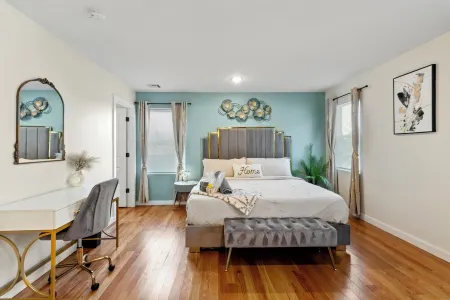 Contemporary 3bds near NYC / EWR with free parking