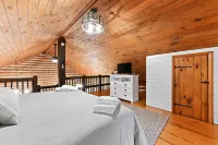 Secluded Cabin in Hocking Hills with Hot Tub!