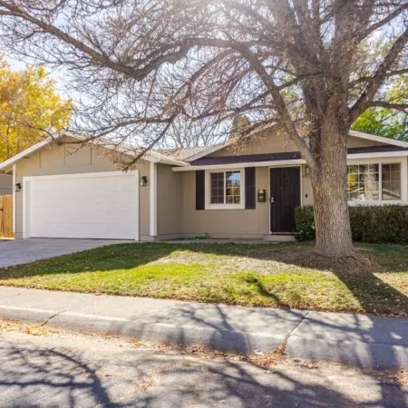 Spacious 3 bedrooms house with WiFi, AC in Wonderful Carson City