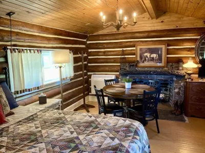Historic & Cozy Cabin, Within 10 Mi of Mt. Rushmore & Custer State Park Hotels near Iron Creek
