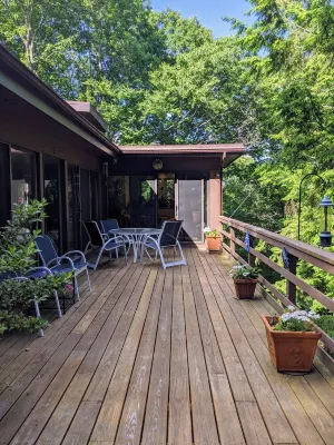 A Spacious Treetops Reunion/ Retreat/Event Venue! Sleeps 10-12. Seasonal Pool!