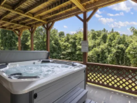 Beautiful cabin with mountain views, hot tub, game room. 1 mile to Lake Lure 雷克路爾酒店