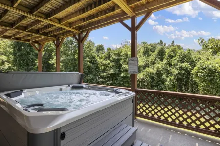 Beautiful cabin with mountain views, hot tub, game room. 1 mile to Lake Lure