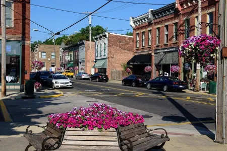 Beach themed home! Walking distance to the beach and Historic Ashtabula Harbor!
