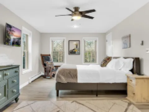 Spacious Home Close to Beaches! 3BR, Dog & Family Friendly, 30 Mins to Portland Hotels in Biddeford