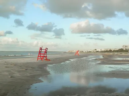 Best LOCATION!! Adjacent to King and Prince Resort!! Sleeps 6-8 Отели в г. Сейнт Саймонс Айленд