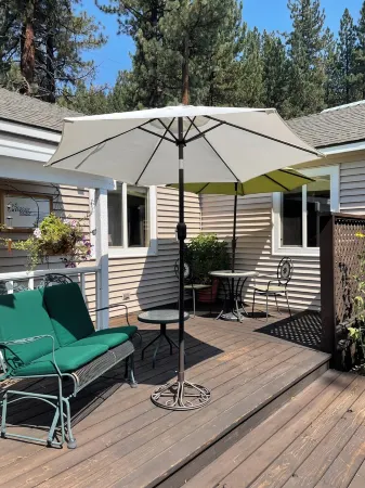 Aspen Ridge Chalet Walk to downtown Truckee and Safeway private hot tub dog ok