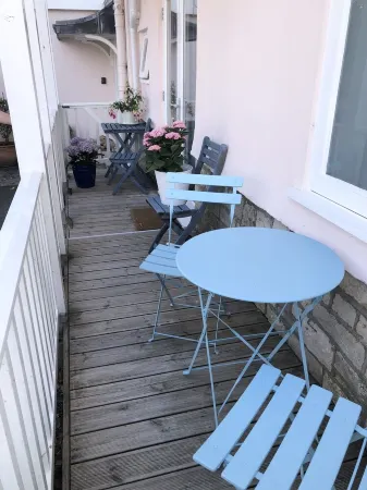 Seaside two bedroom flat with parking opposite path onto beach