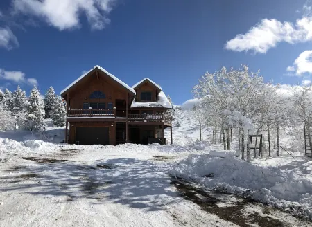 Cozy Large Cabin with hot tub and skiing and hot springs near by! Trails galore!