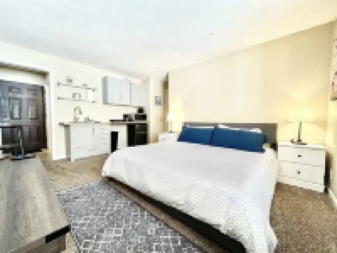 Beautiful And Updated Studio Condo In DTC!