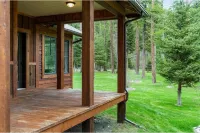 Whitefish Outpost Cozy Cabin. 3 miles from town!