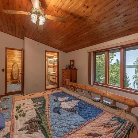 Gorgeous Chippewa Forest and Little Sand Lake @ backyard of this beautiful Cabin