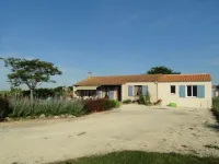 House bungalow with garden and terrace, 1100m2 property, 8 person, Các khách sạn ở Saint-Denis-d'Oleron