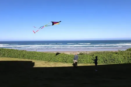 Oceanfront Studio with King Bed, Hot Tub & AC Отели рядом с достопримечательностью «Порт оф Ньюпорт - Коммершиал Марина»