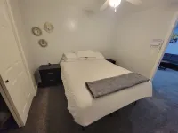 Private 1 bedroom apt in a quiet neighborhood, close to all!