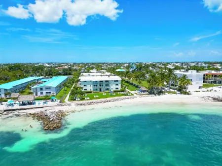 Private Tropical Beach White Sand-No Stairs-King Bed-Heated Pool- Superfast WiFi Отели в г. Key Colony Beach