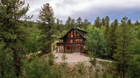 Bailey Bear Haus - Colorado Mountain Log Cabin Getaway. Pet friendly! Отели в г. Бейли