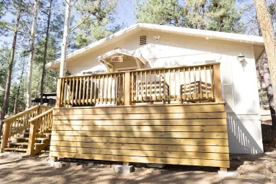 Remodeled cabin w/grill close to midtown and hiking