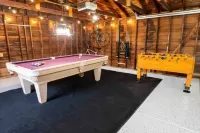 Charming Plymouth retreat • hot tub • fire pit