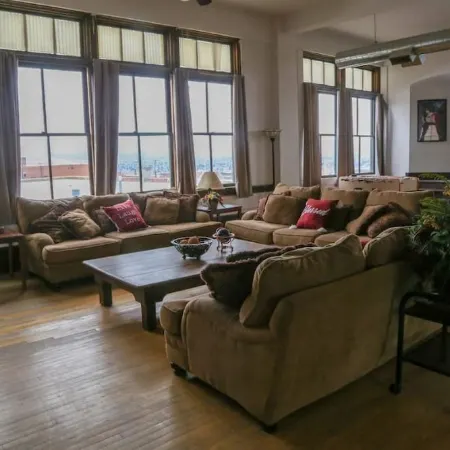 4 BD 2 BA Penthouse Historic Uptown Butte W/ Views
