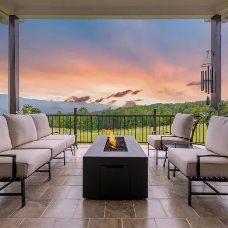 Spacious Mountain Home: Pickleball, King Beds, Lg Kitchen, Arcade,Hiking, Remote