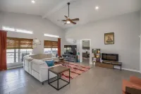 Pepe's Place - Newer Home w/heated Spa Pool, close to Galveston Island & Houston